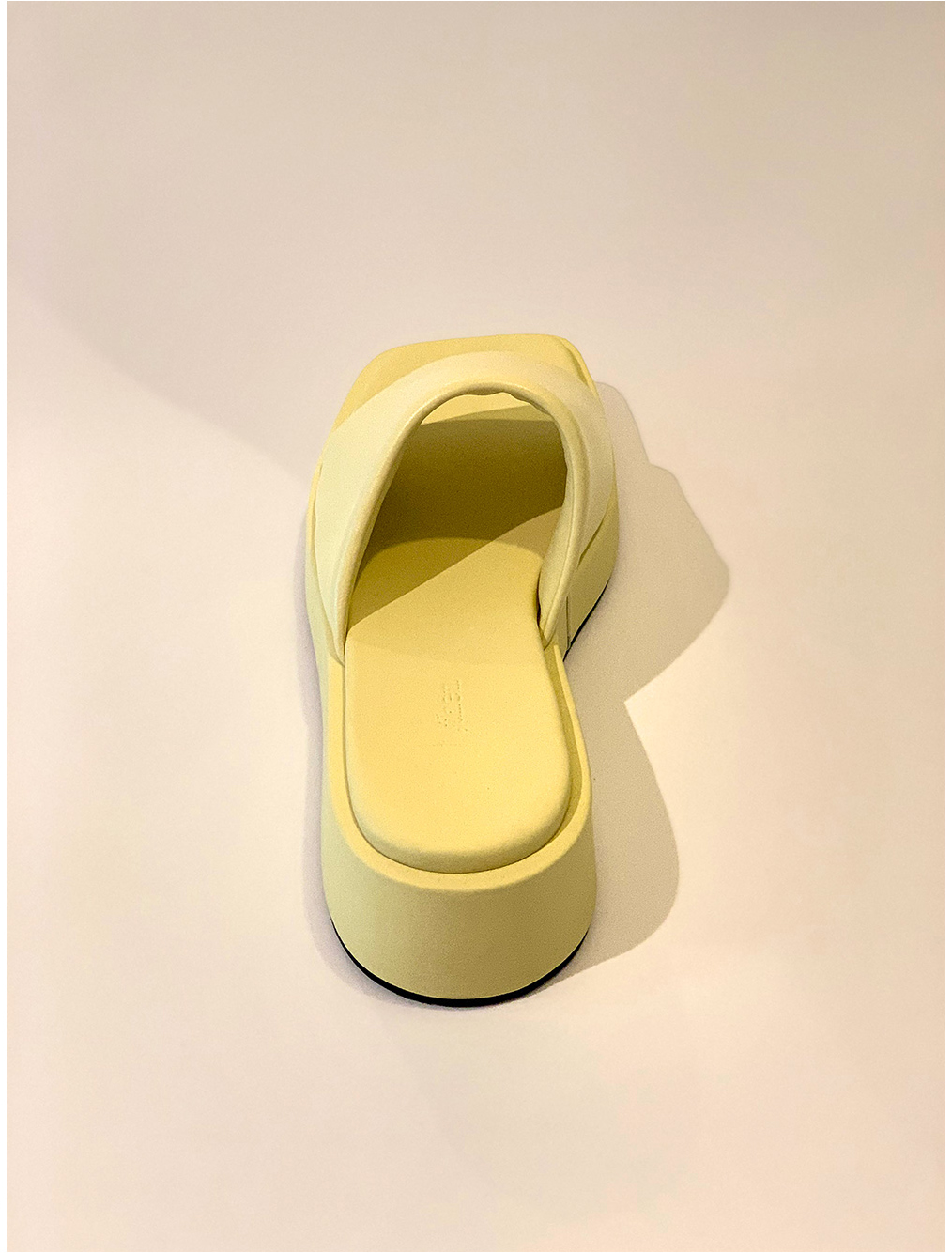 신발 옐로우 색상 이미지-S1L14