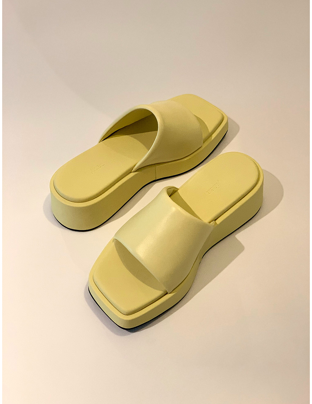 신발 옐로우 색상 이미지-S1L15