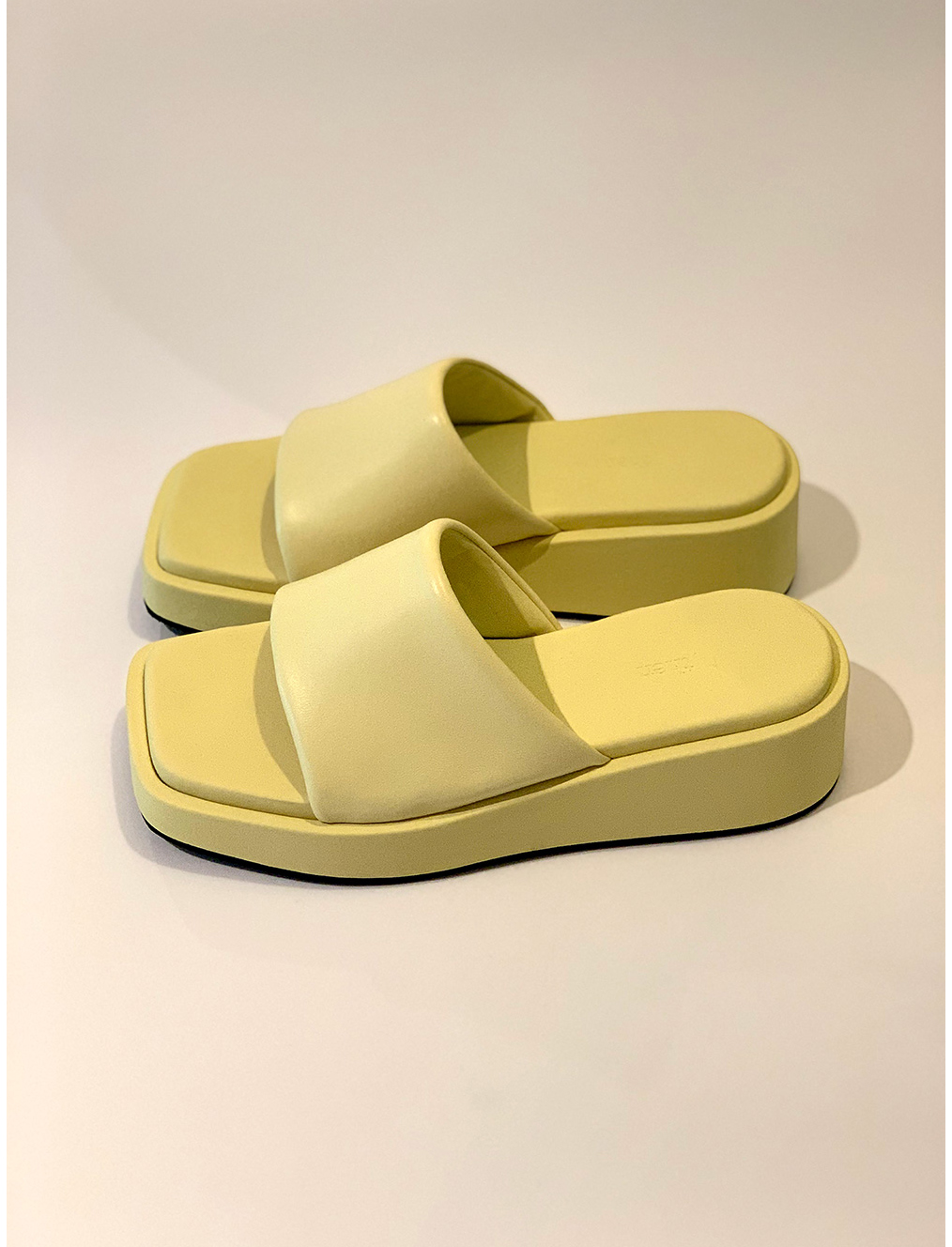 신발 옐로우 색상 이미지-S1L8